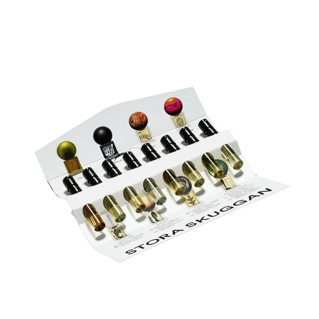 Fantôme de Maules von Stora Skuggan, eine Sammlung von Parfümproben in satten Farben und schwarz-glänzenden Flakons.