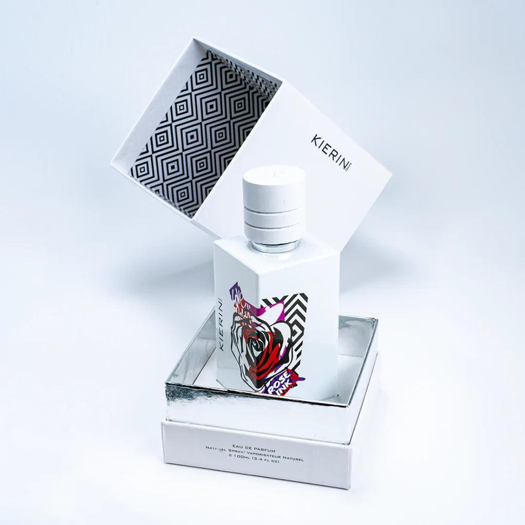 Parfümflakon "Rose Ink" von Kierin NYC. Weißer Flakon mit geometrischem Muster und floralen Details.