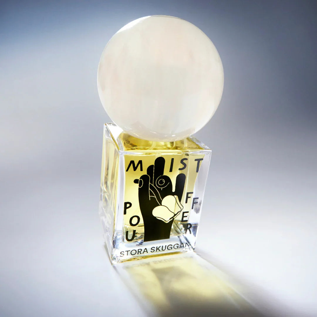 Parfümflakon "Mistpouffer" von Stora Skuggan mit einer großen, runden Kappe und transparentem Glasflakon.