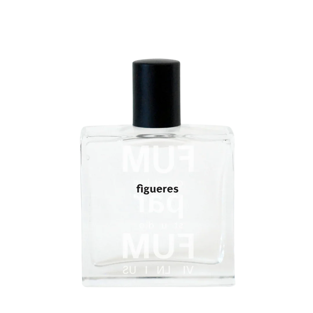 Parfümflakon "Figueres" von FUMparFUM, rechteckiges Glasfläschchen mit schwarzer Kappe und weißem Aufdruck.