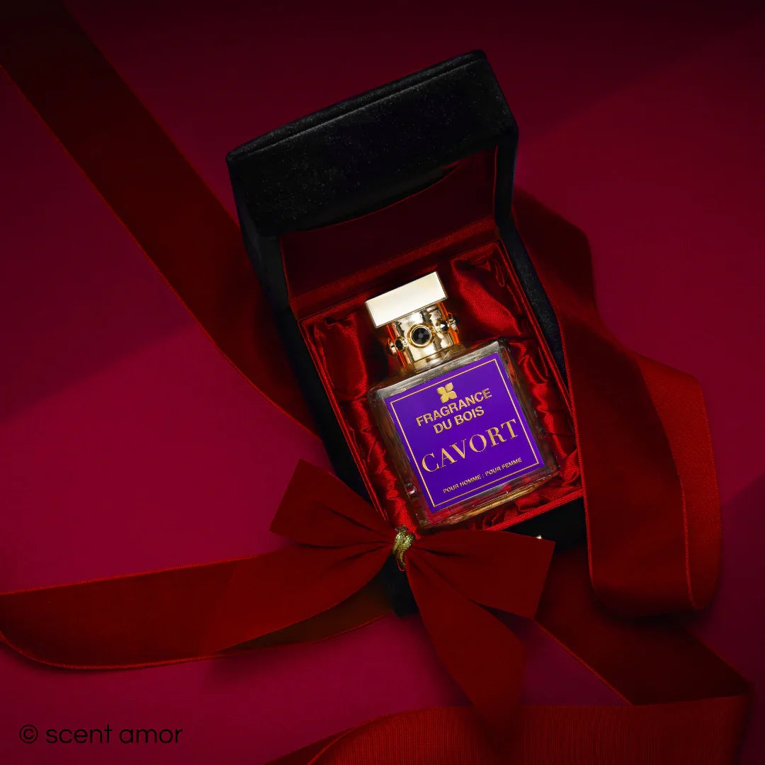 Parfümflasche "Cavort" von FRAGRANCE DU BOIS in einer schwarzen Box mit rotem Innenfutter und Schleife.