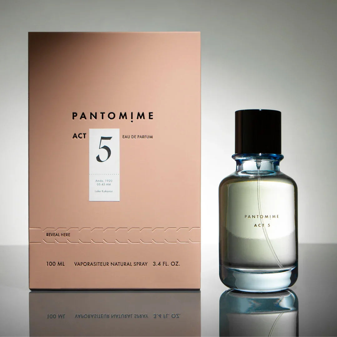 Flakon von Pantomime ACT 5 Eau de Parfum neben der ausgestellten Verpackungsbox. Der Flakon ist zylindrisch mit einem dunklen Verschluss.