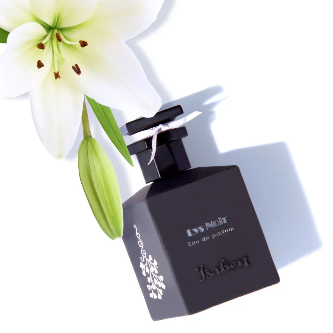 Schwarzer, sechseckiger Parfümflakon "Lys Noir" von "Isabey" mit weißer Liliendekoration.