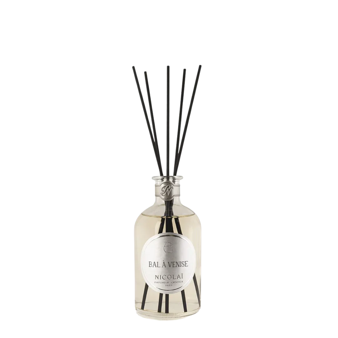 Transparenter Glasdiffuser mit schwarzem Verschluss und mehreren schwarzen Duftstäbchen. Produkt: Bal à Venise - Diffuser. Anbieter: Nicolaï.