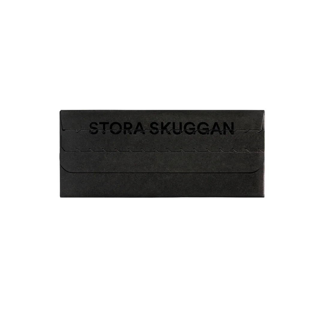Schwarze Verpackung mit dem Aufdruck „STORA SKUGGAN“. Produkt: Stora Skuggan Sample Set. Anbieter: Stora Skuggan.