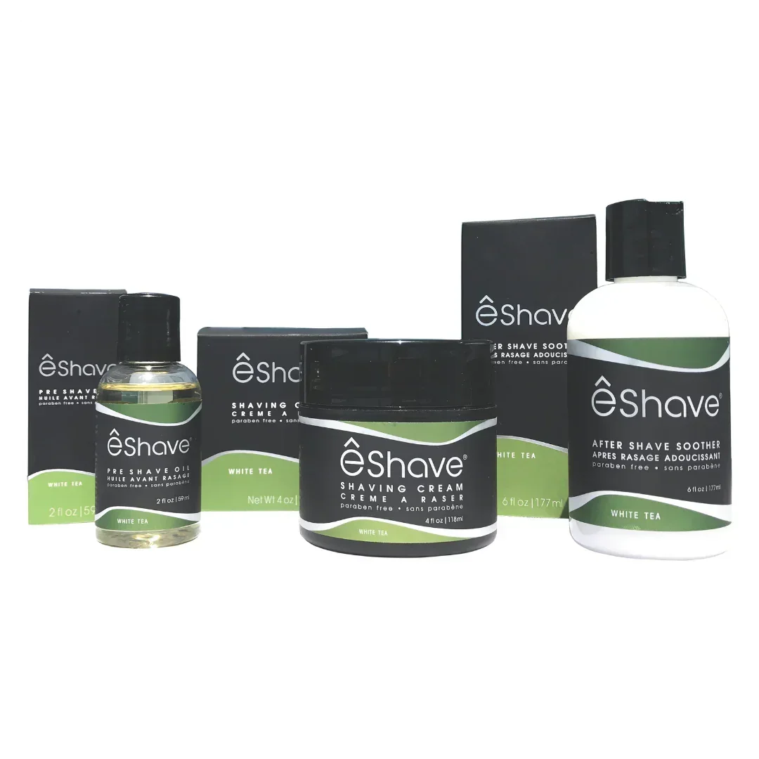"Pre Shave Oil White Tea" von eShave, zeigt eine Produktreihe aus Pre-Shave Öl, Rasierschaum und Aftershave-Soother.