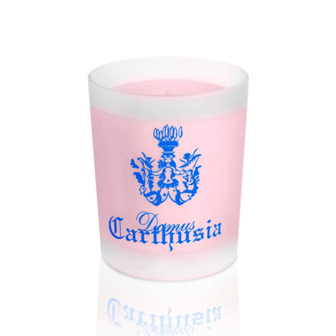 Duftkerze mit rosa Wachs in transparentem Glas, blaues Carthusia-Logo vorne. Produkt: Fiori di Capri Duftkerze, Anbieter: Carthusia.