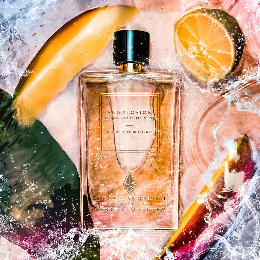 Parfümflasche "Sunplosion - Aloha State of Mind" von "Simone Andreoli" mit tropischem Fruchtmotiv.