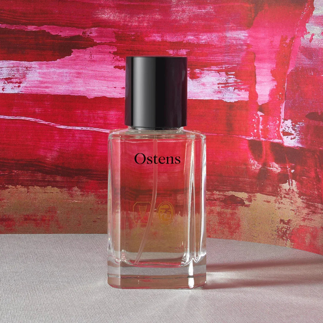 Klarglasflakon mit schwarzem Deckel, "Ostens"-Logo auf der Vorderseite. Produktname: Cashmeran Velvet, Anbieter: Ostens.