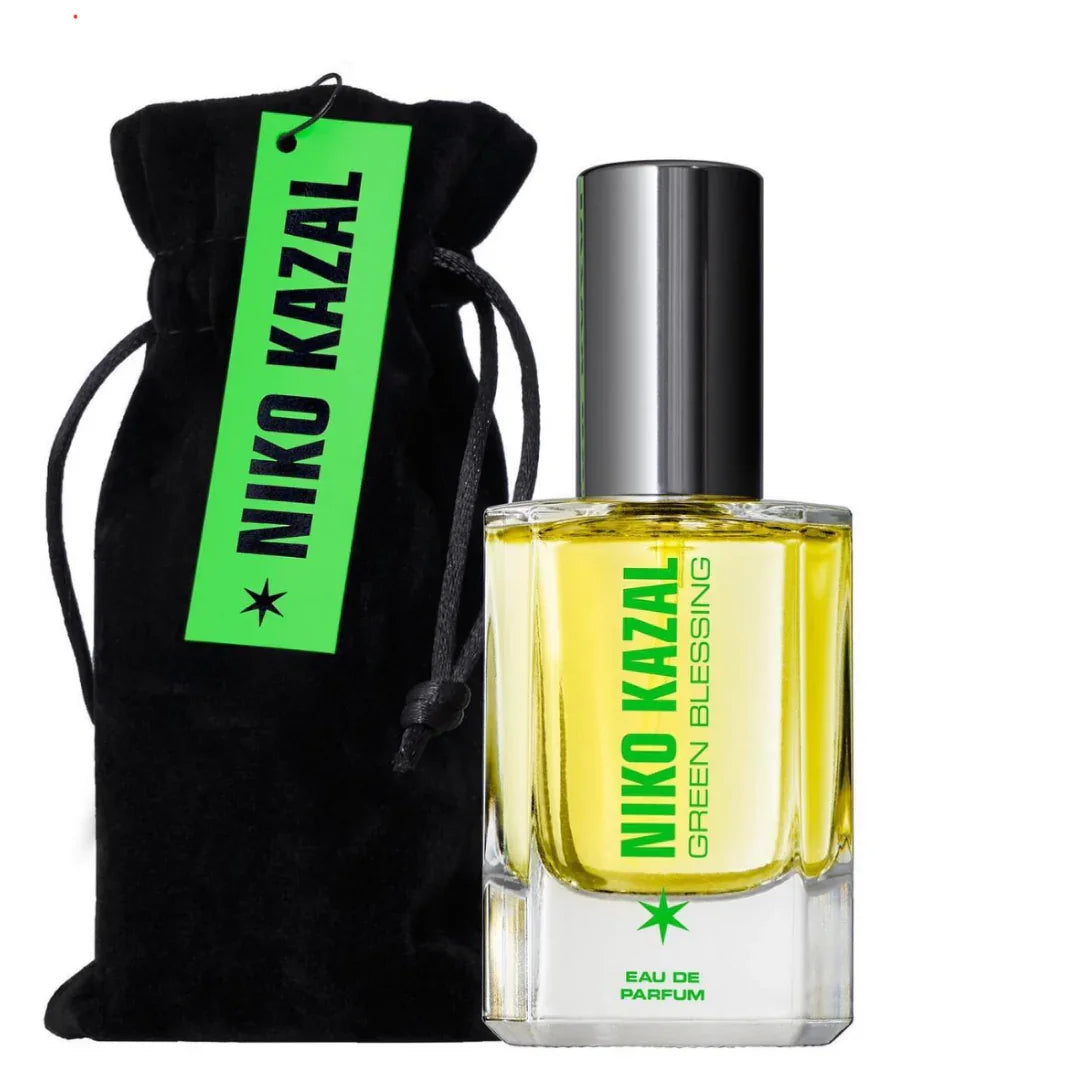 Rechteckige Glasflasche mit gelbem Parfüm, Metallverschluss und grünem Etikett "Niko Kazal Green Blessing". Schwarzer Samtbeutel.