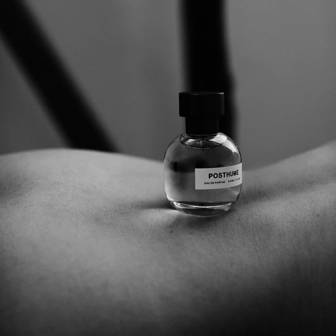 Flakon "Posthume" von SON VENÏN. Schwarzer Deckel, runde Form, durchsichtiges Glas mit weißem Etikett.
