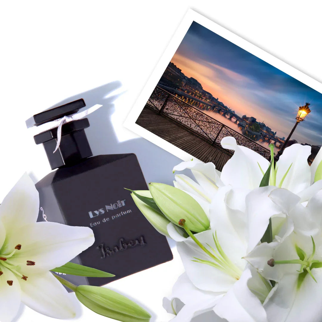 Schwarze Lys Noir Parfümflasche von Isabey mit weißen Lilienblüten und einem Foto einer beleuchteten Brücke.