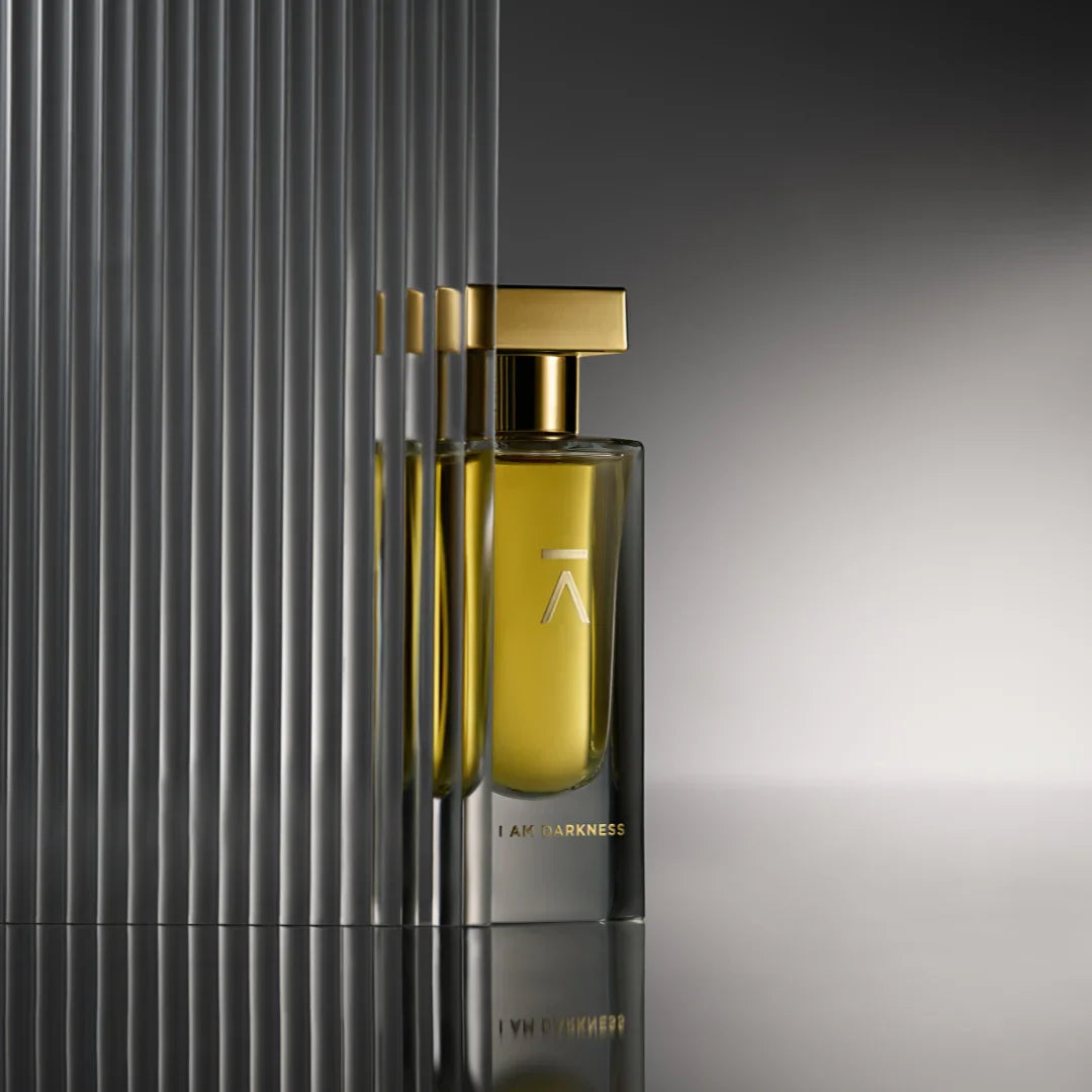 Flakon I AM DARKNESS Azmann parfum teilweise hinter geriffeltem glas