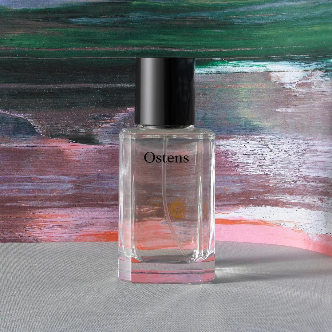 Glasflakon "Cedarwood Heart" von Ostens mit schwarzem Verschluss und sichtbarem Innenrohr.