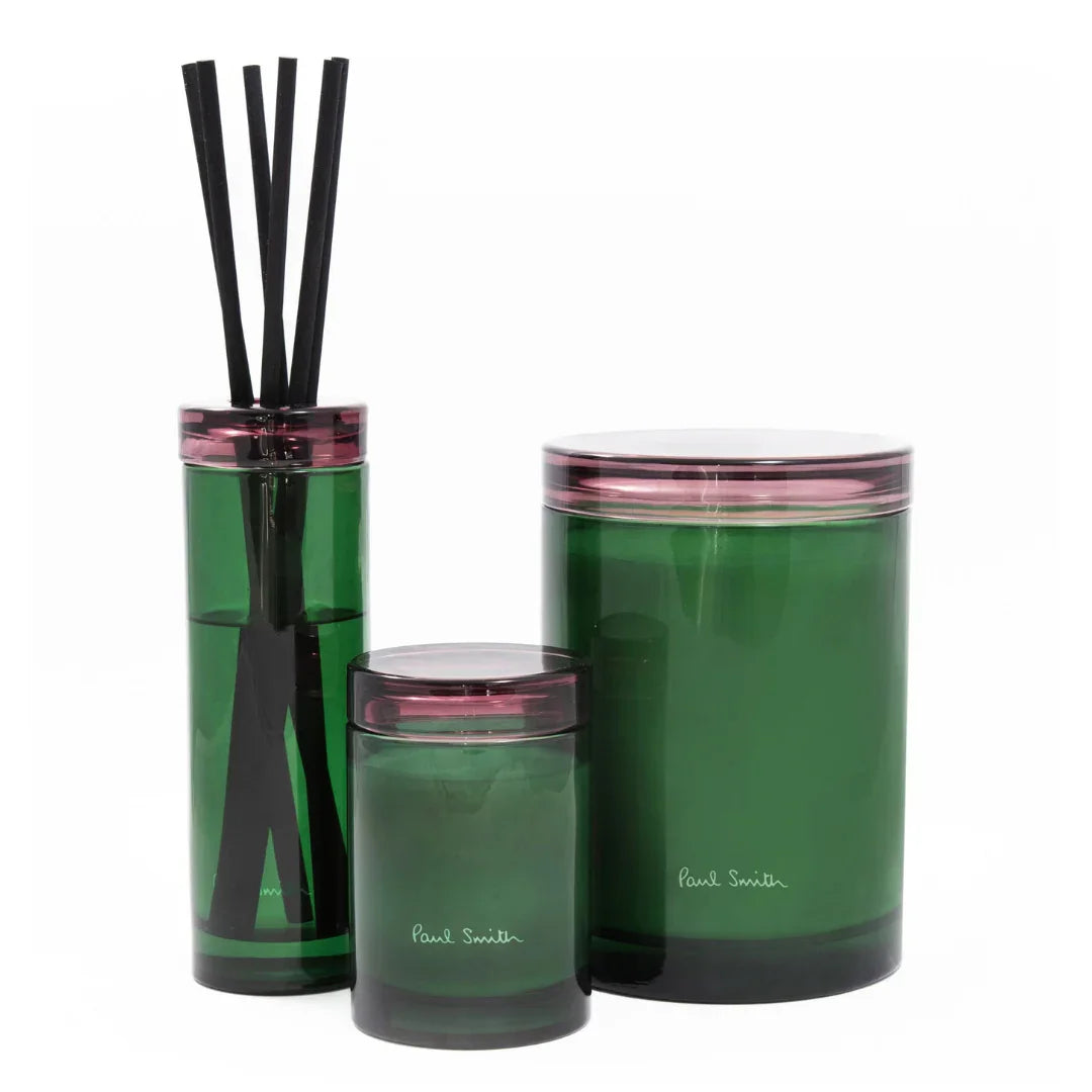 Grüner Botanist Diffuser von Paul Smith, bestehend aus drei unterschiedlich großen Glasbehältern mit rosafarbenem Deckel.