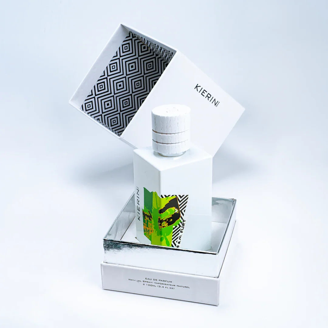"10 a.m. Flirt" von Kierin NYC, ein weißer Flakon mit modernem, buntem Design, präsentiert in offener Schachtel.