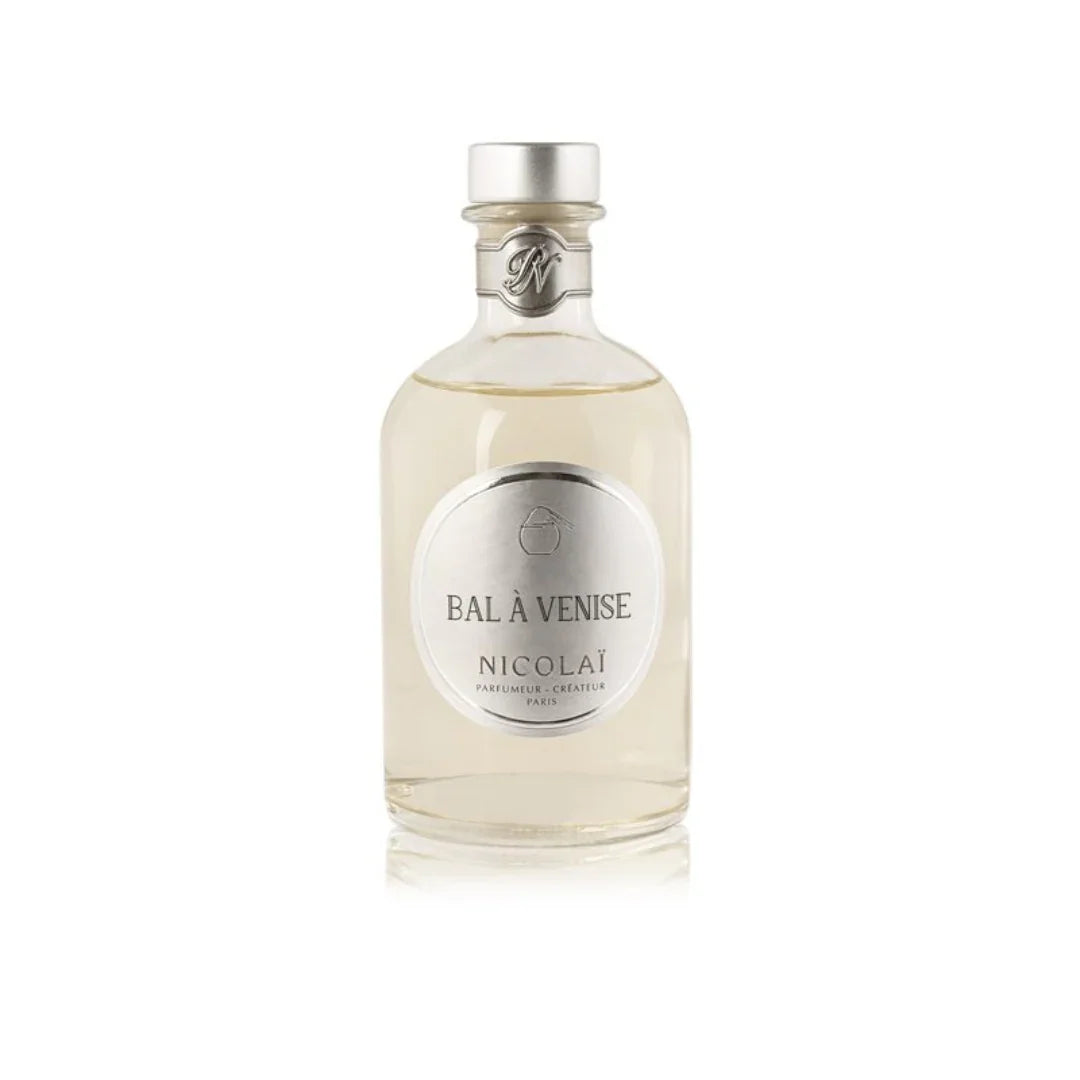 Klarglasflasche mit silbernem Verschluss, Etikett mit Aufschrift "Bal à Venise", Produkt von Nicolaï.