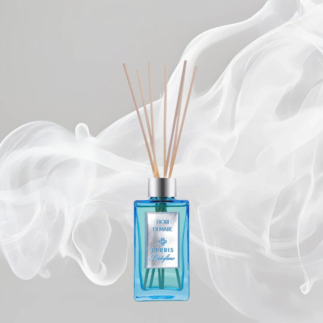 Blauer Glasdiffusor von Perris Monte Carlo mit Stäbchen, Aufschrift „Fiori di Mare“ und „Portofino“.