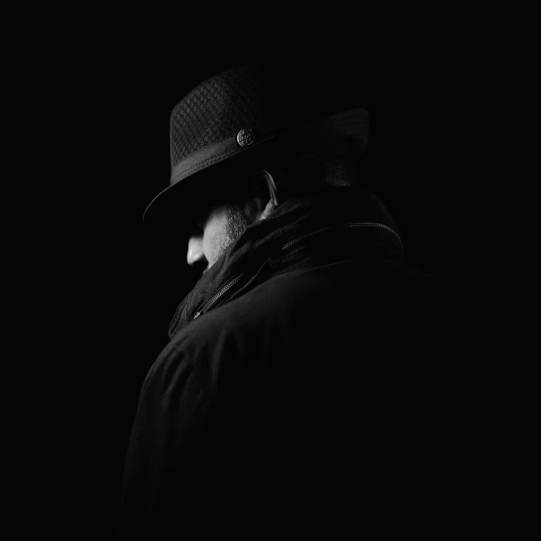 Mann im Profil, mit Hut und Schal. Titel: Discovery Set Big City Jams. Anbieter: D.S. & Durga.