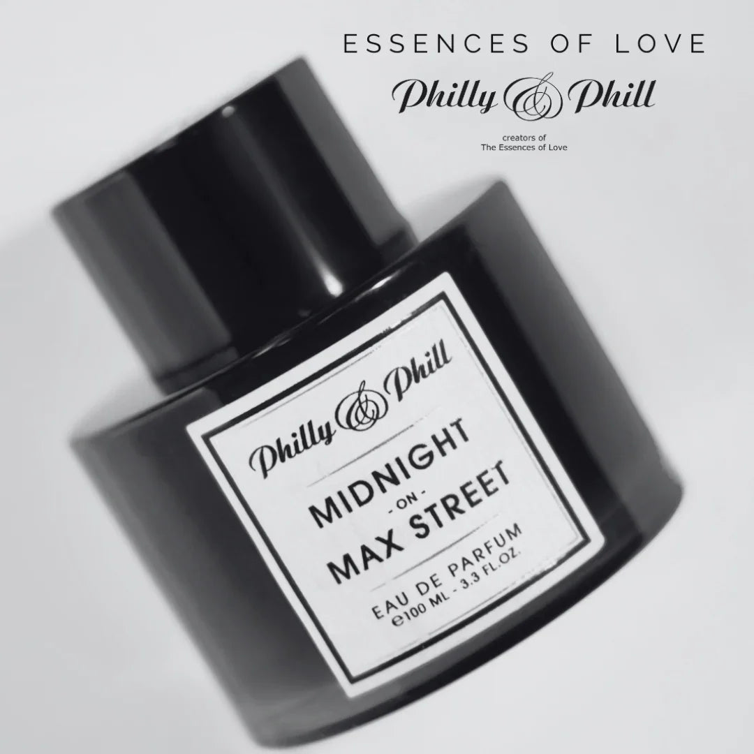 Schwarze Parfümflasche mit weißem Etikett, darauf steht "MIDNIGHT ON MAX STREET" und "Philly & Phill".