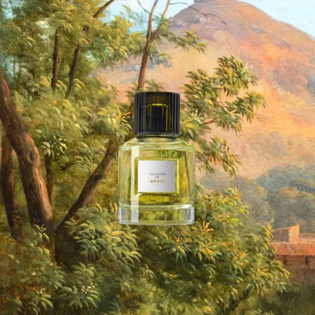 Flakon mit "MÉDIE" Parfum von Trudon, quadratisches Glas mit grünlich-gelber Flüssigkeit und schwarzem Deckel.