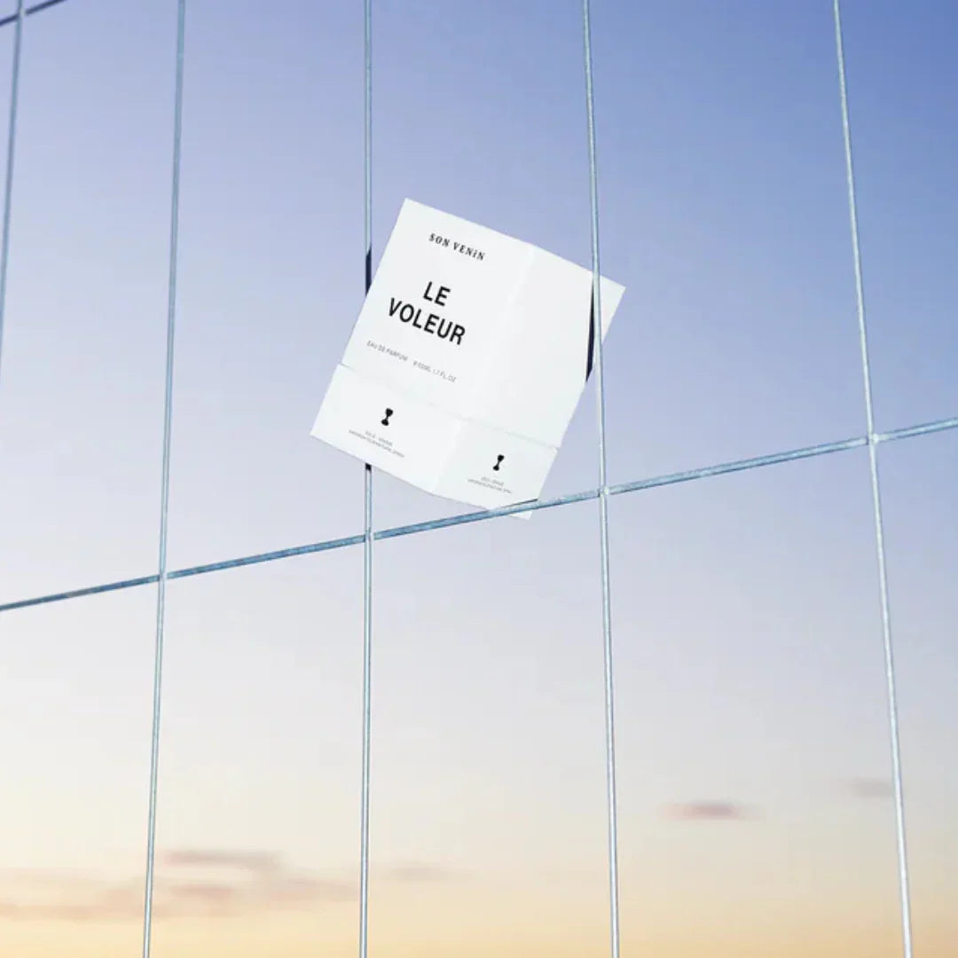 Weiße Verpackung des Produkts "Le Voleur" von "SON VENÏN", die an einem Drahtgitter hängt.