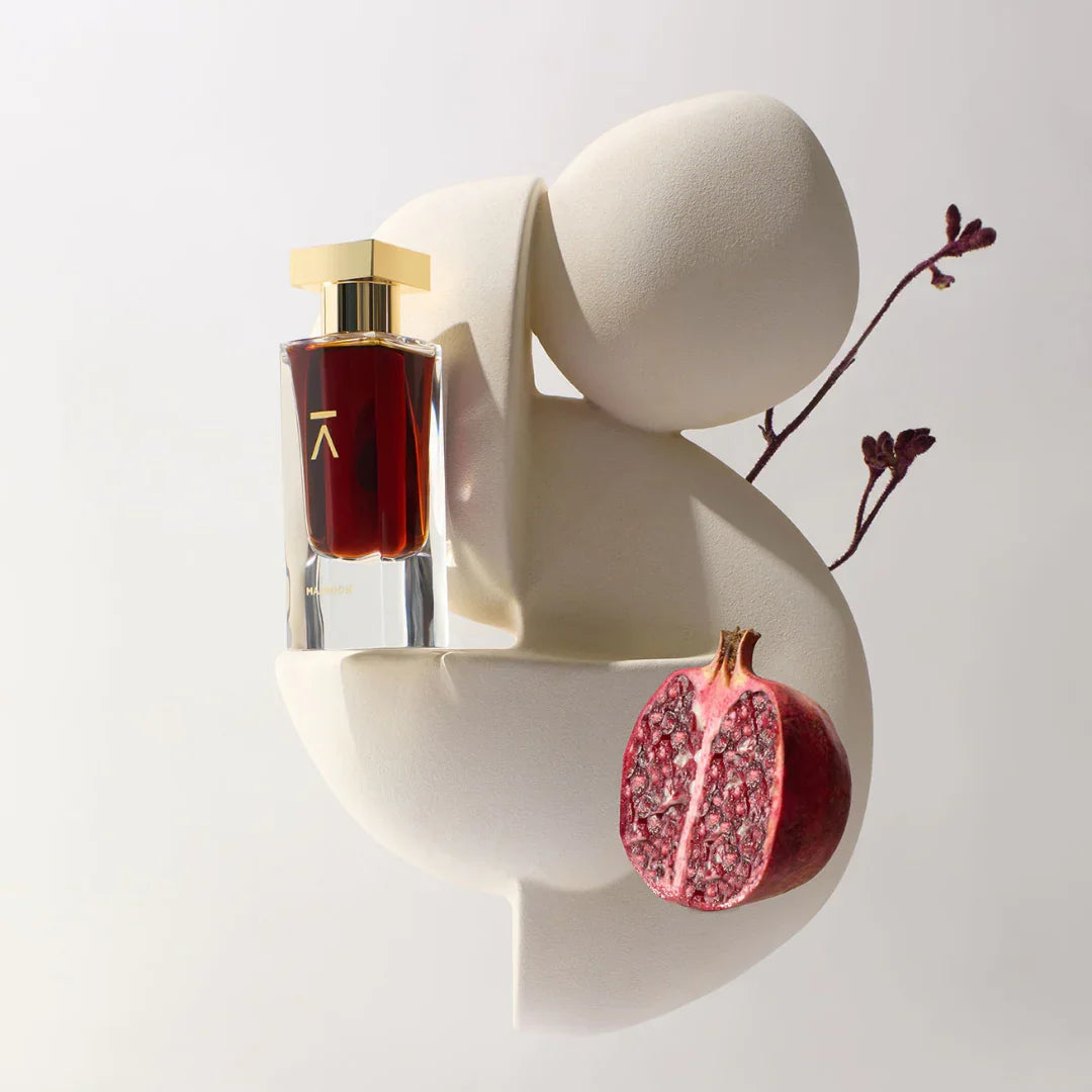 Parfum Flakon MAJNOON von Azman perfumes mit halbem Granatapfel auf Kunstobjekt bei scent amor kaufen! Dein Nischenduft Spezialist