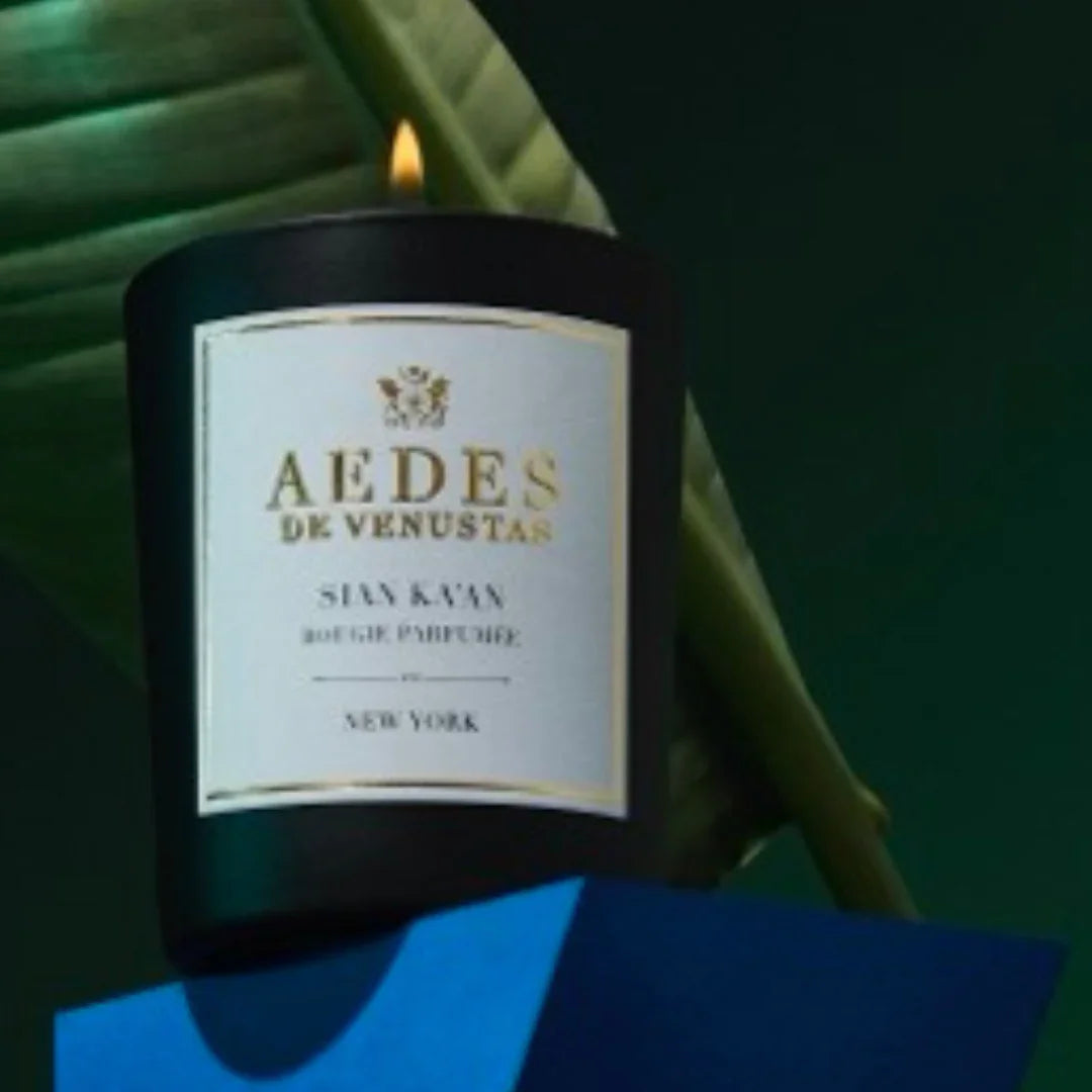 Aedes de Venustas SIAN KA‘AN Duftkerze close up brennende Kerze