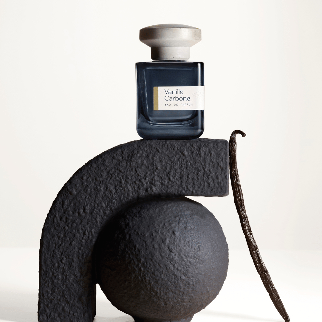 Atelier Materi Vanille Carbon bei scent amor Mood Aufnahme mit Vanilleschote