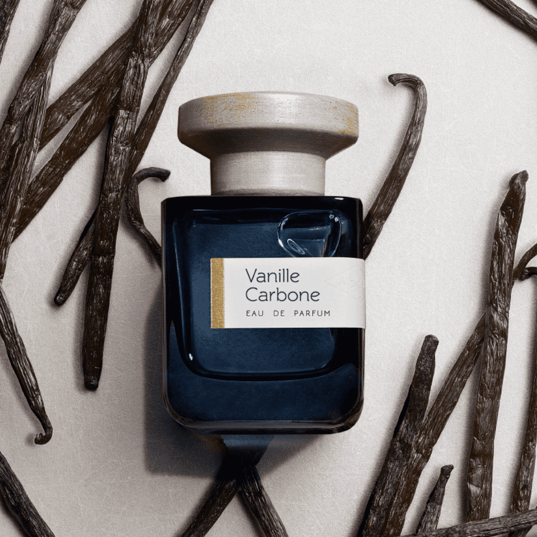 Atelier Materi Vanille Carbone Eau de Parfum vor Vanilleschoten bei scent amor Deinem Fachmann für feine Nischenparfums
