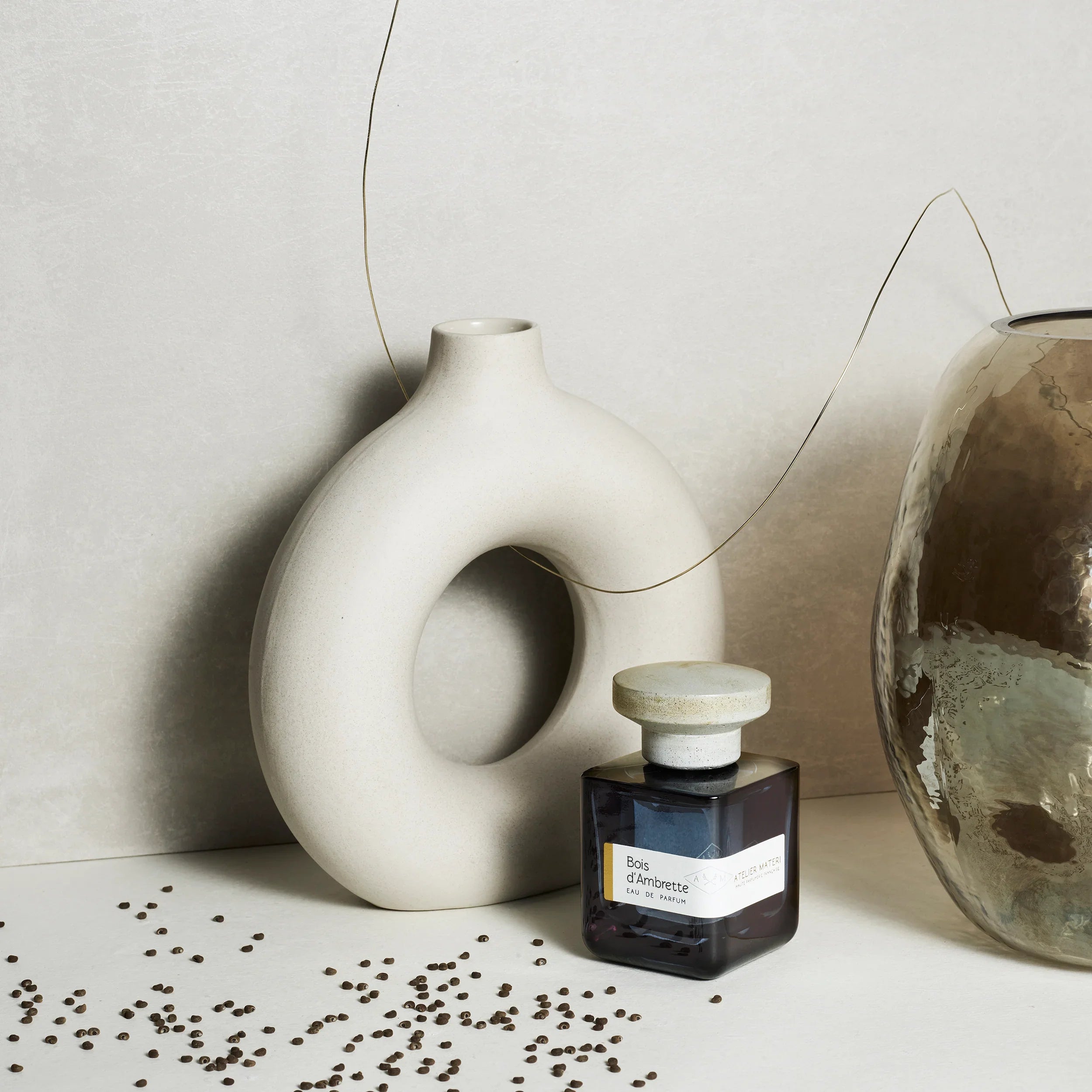 atelier materi bois d'ambrette flakon zwischen vasen