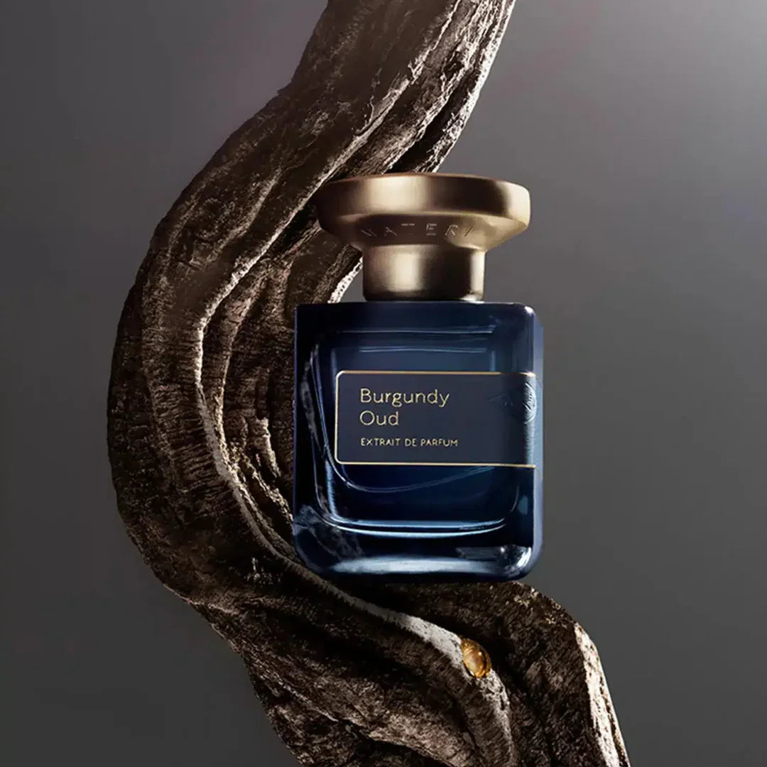 atelier materi burgundy oud flakon auf baumstamm