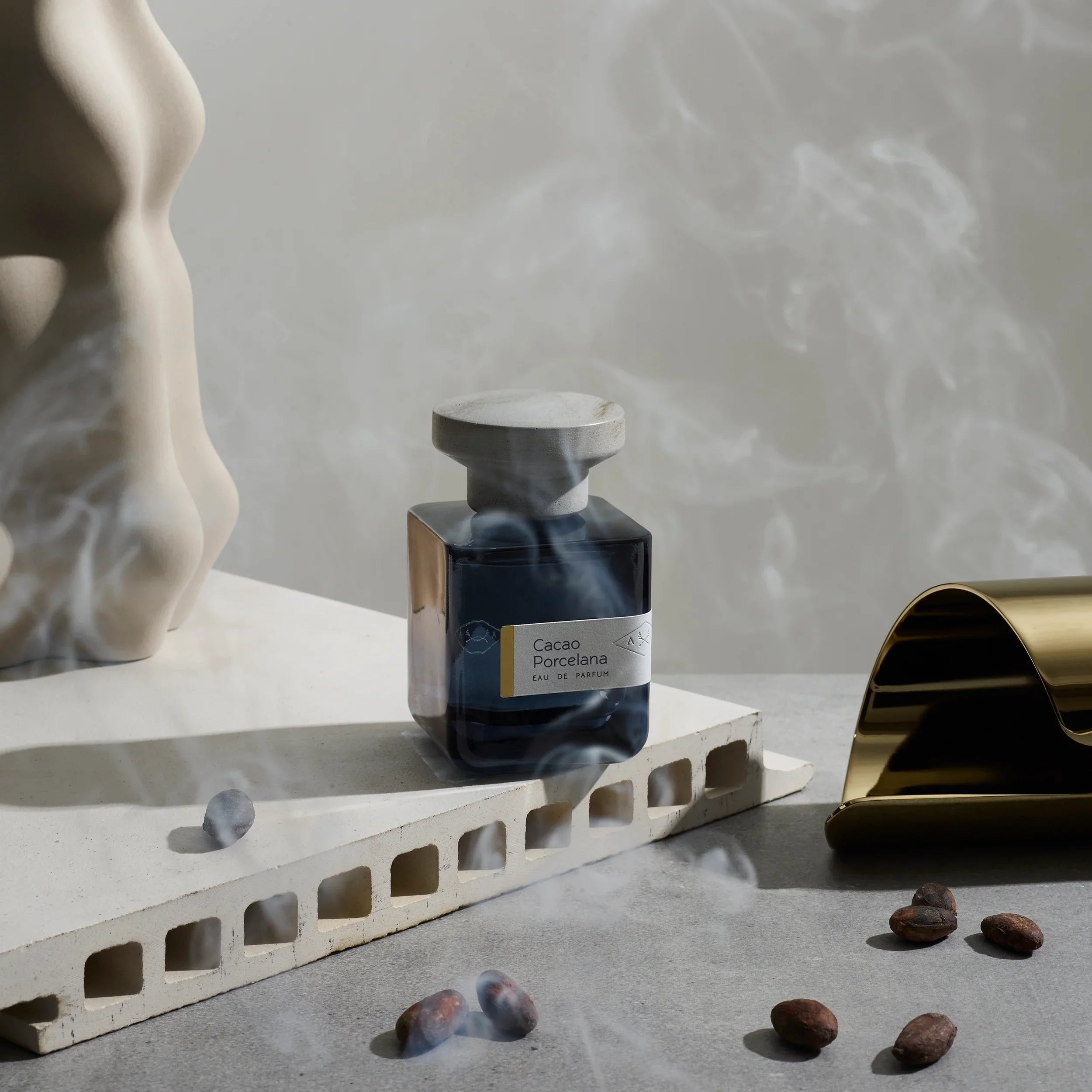 atelier materi cacao porcelana flakon zwischen rauch und kakaobohnen