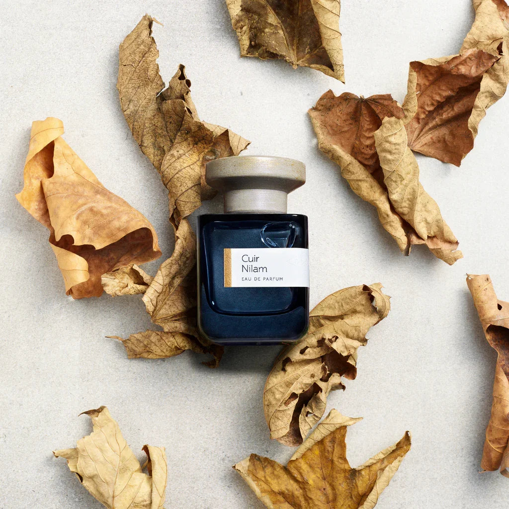 atelier materi cuir nilam flakon zwischen getrockneten blättern