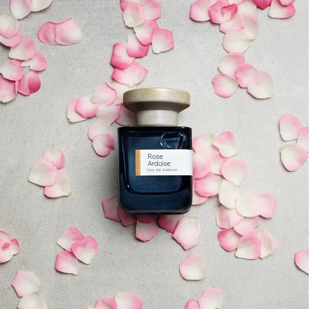 atelier materi rose ardoise flakon auf rosenblättern