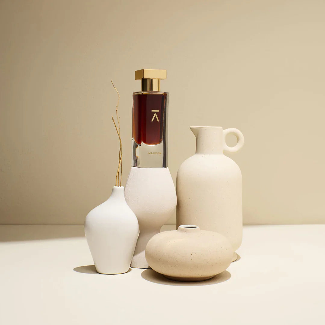 Parfum Flakon MAJNOON von Azman perfumes mit Keramikvasen. Nischendüfte bei scent amor entdecken