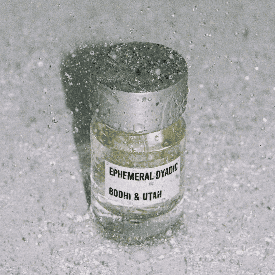 BODHI & UTAH Ephemeral Dyadic bei scent amor mit Tropfen auf Flakon Bild