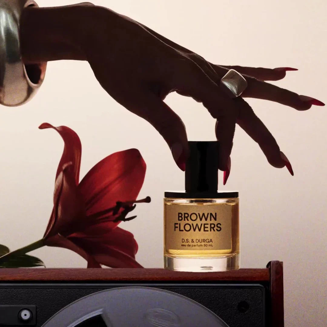 D.S. Durga BROWN FLOWERS Eau de Parfum Mood Blüte Flakon mit Hand