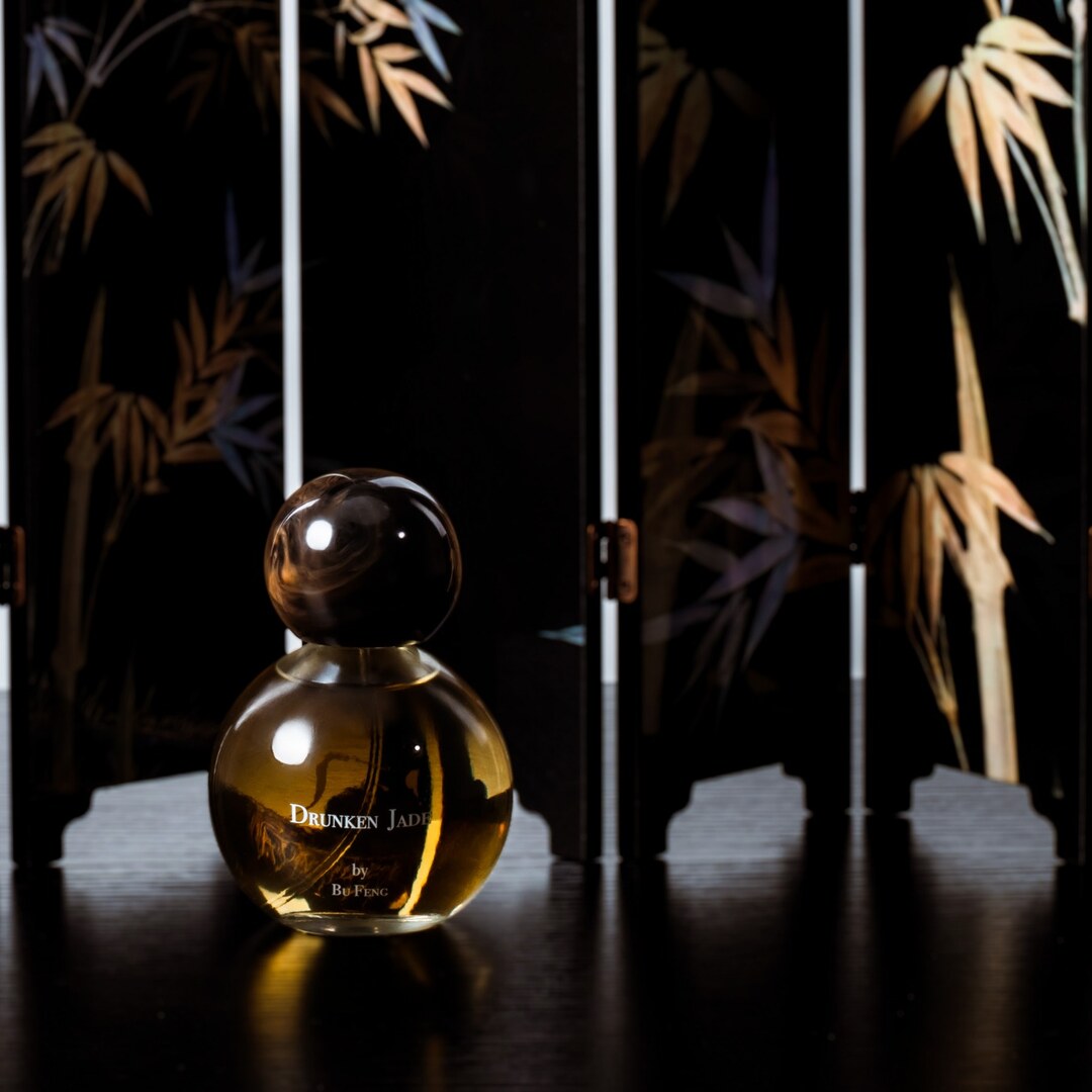 Drunken Jade nischenduft by Bu Feng mit Palmentapete im Hintergrund präsentiert bei scent amor Deinem Fachmann für feinen Nischenparfums kuratiert von Georg R. Wuchsa