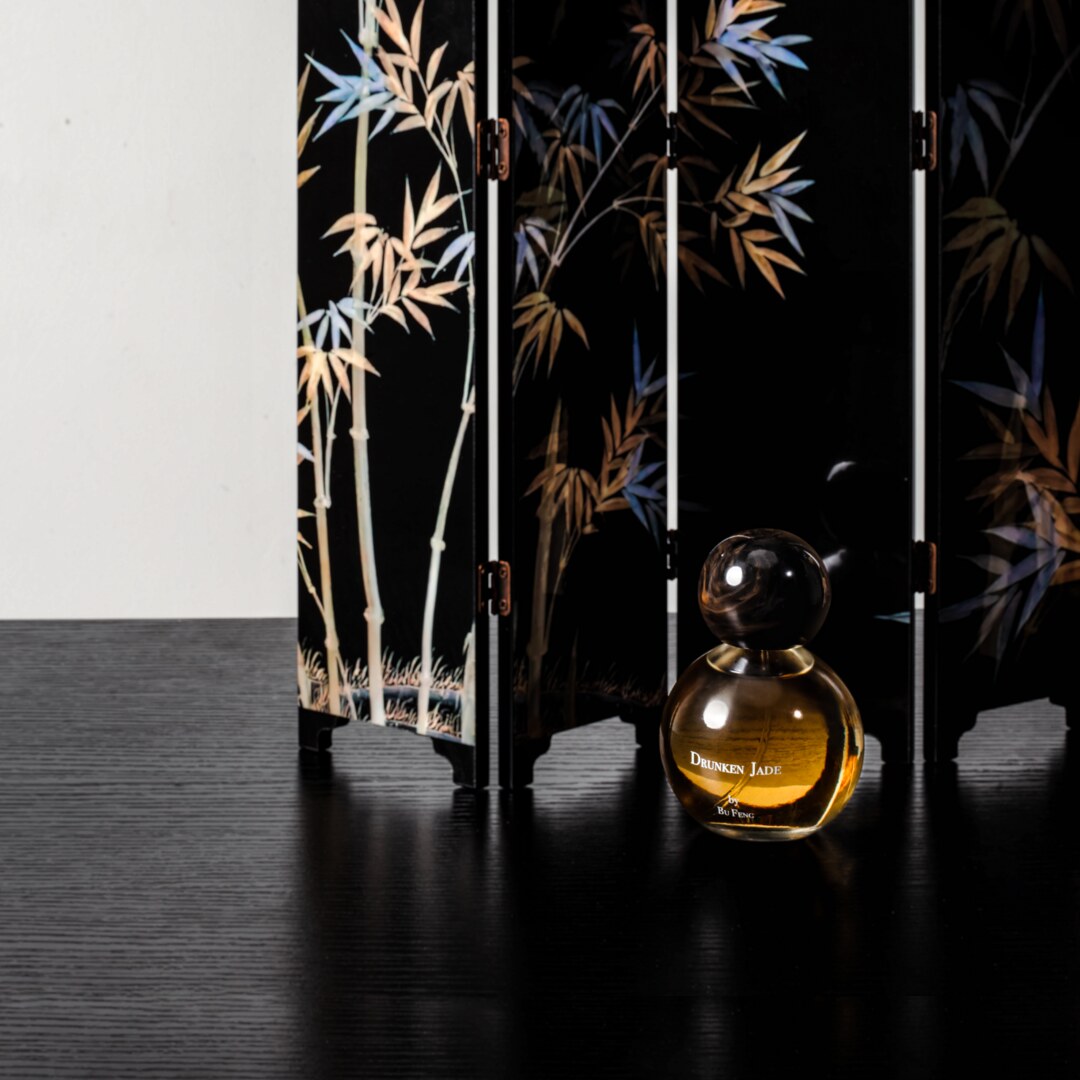 Drunken Jade Eau de Parfum von Bu Feng vor einem Paravent mit Bambus präsentiert bei scent amor dem Fachmann für feine Nischenparfums