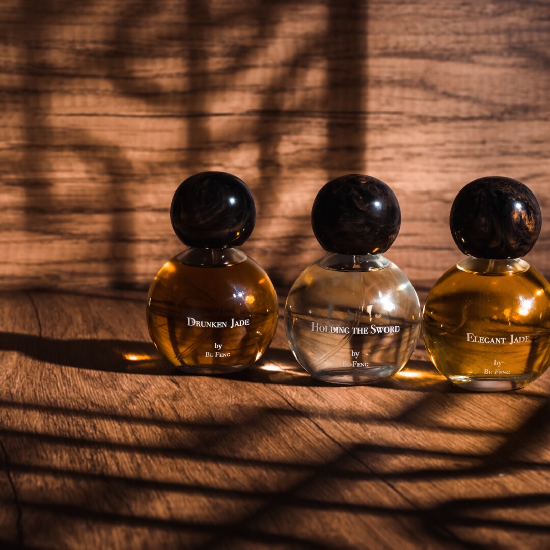 Bu Feng Eau de Parfums Nischendüfte 3 Flakons auf Holz und vor Holz bei scent amor