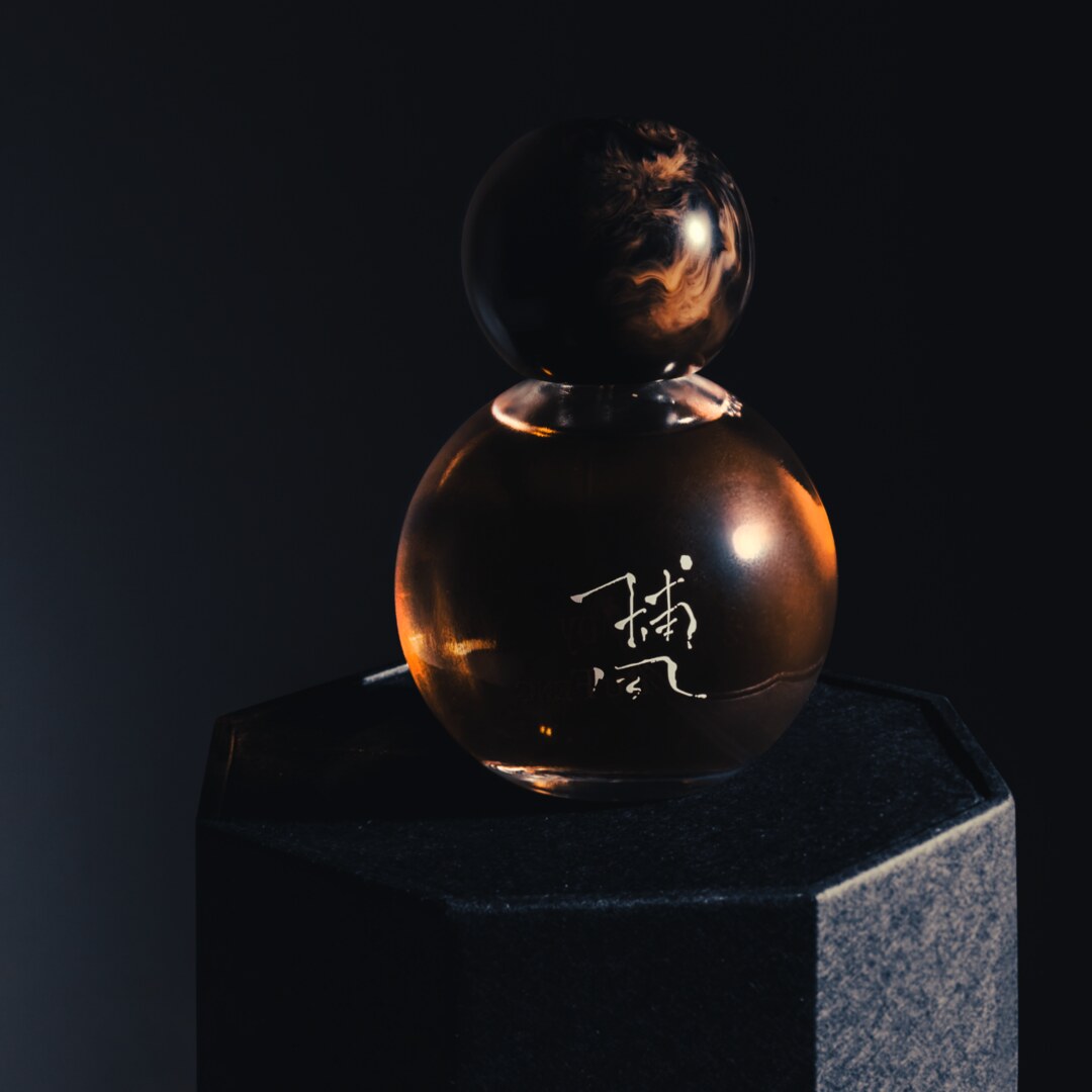 Bu Feng Nischenduft Flakon auf Sockel mit chinesischen Schriftzeichen bei scent amor Fachmann für feinen Nischenparfums