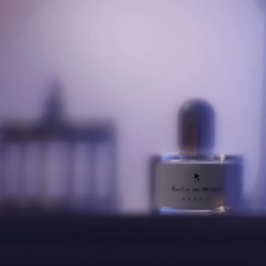 baruti berlin im winter flakon brandenbruger tor im hintergrund