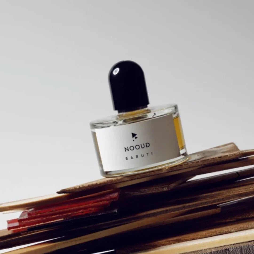 baruti nooud flakon auf holzresten