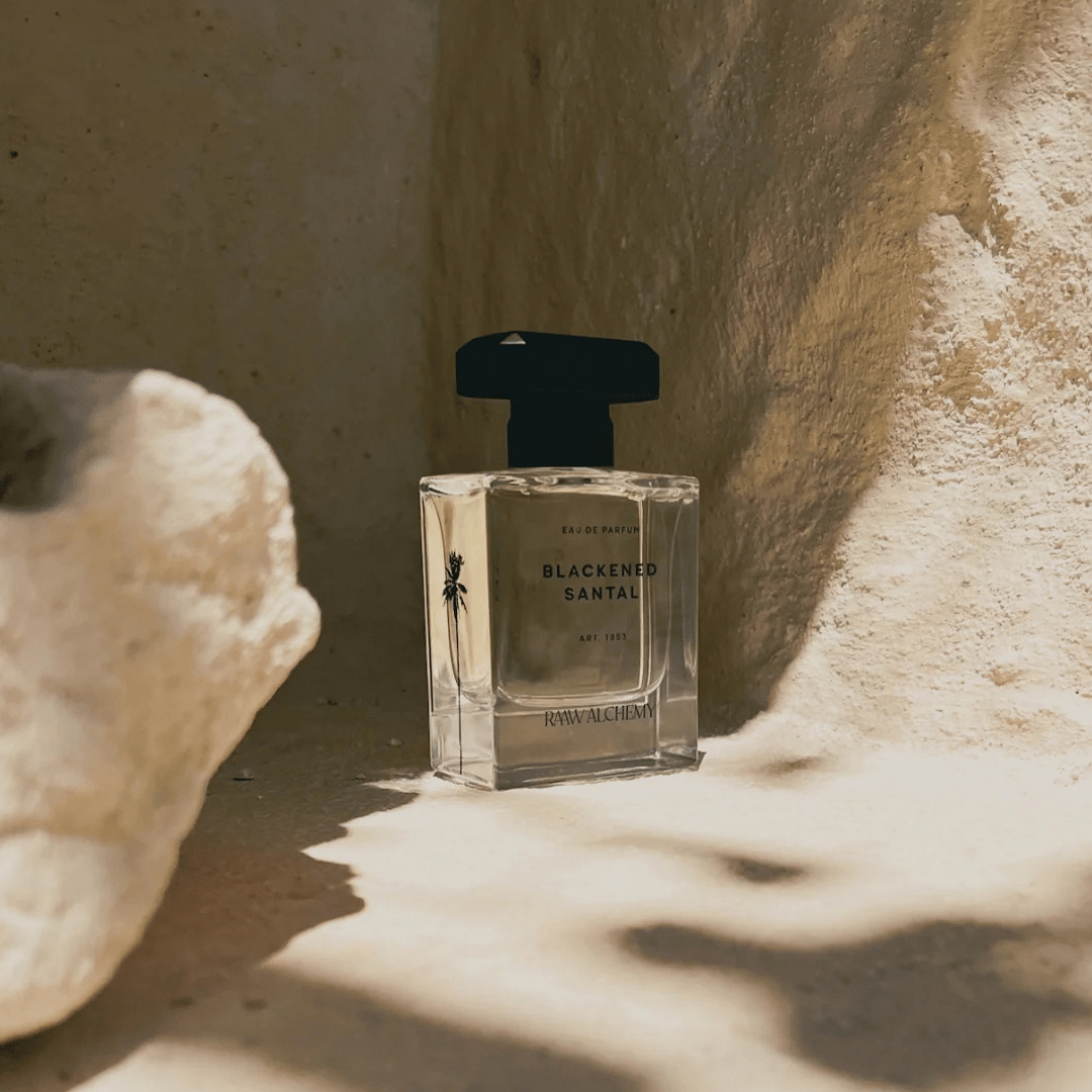 Blackened Santal in einer Felsenhöhle fotografiert von Raaw Alchemy präsentiert bei scent amor Fachmann für Nischenduft