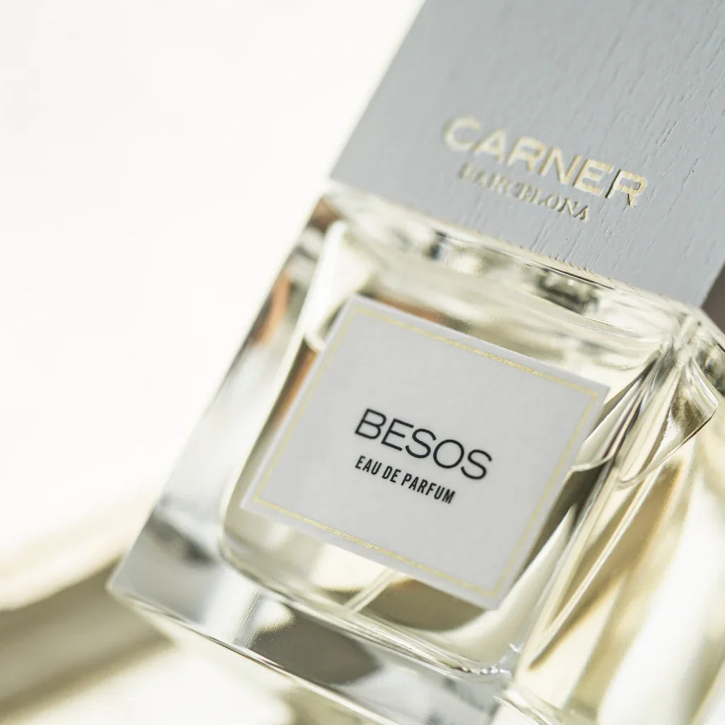 Eau de Parfum Besos von Carner Barcelona, Teil der Love Collection, rangezoomt - exklusiv bei scent amor erhältlich