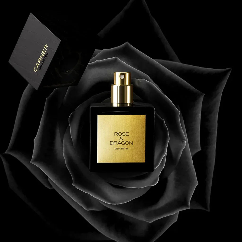 Carner Barcelona Black Collection ROSE & DRAGON Eau de Parfum Mood Flakon auf schwarzer Rose scent amor