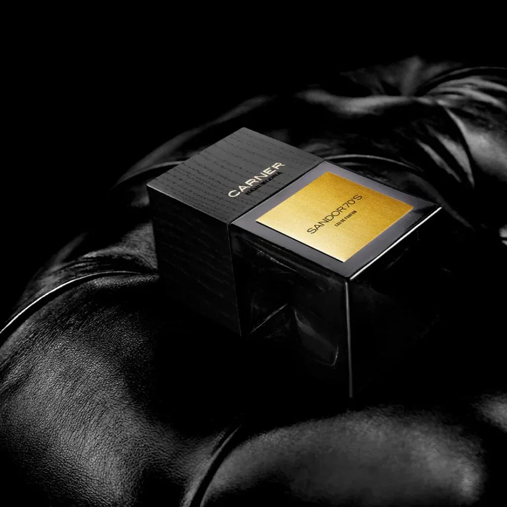 Carner Barcelona Black Collection SANDOR 70s Eau de Parfum Mood Flakon auf schwarzem Leder scent amor