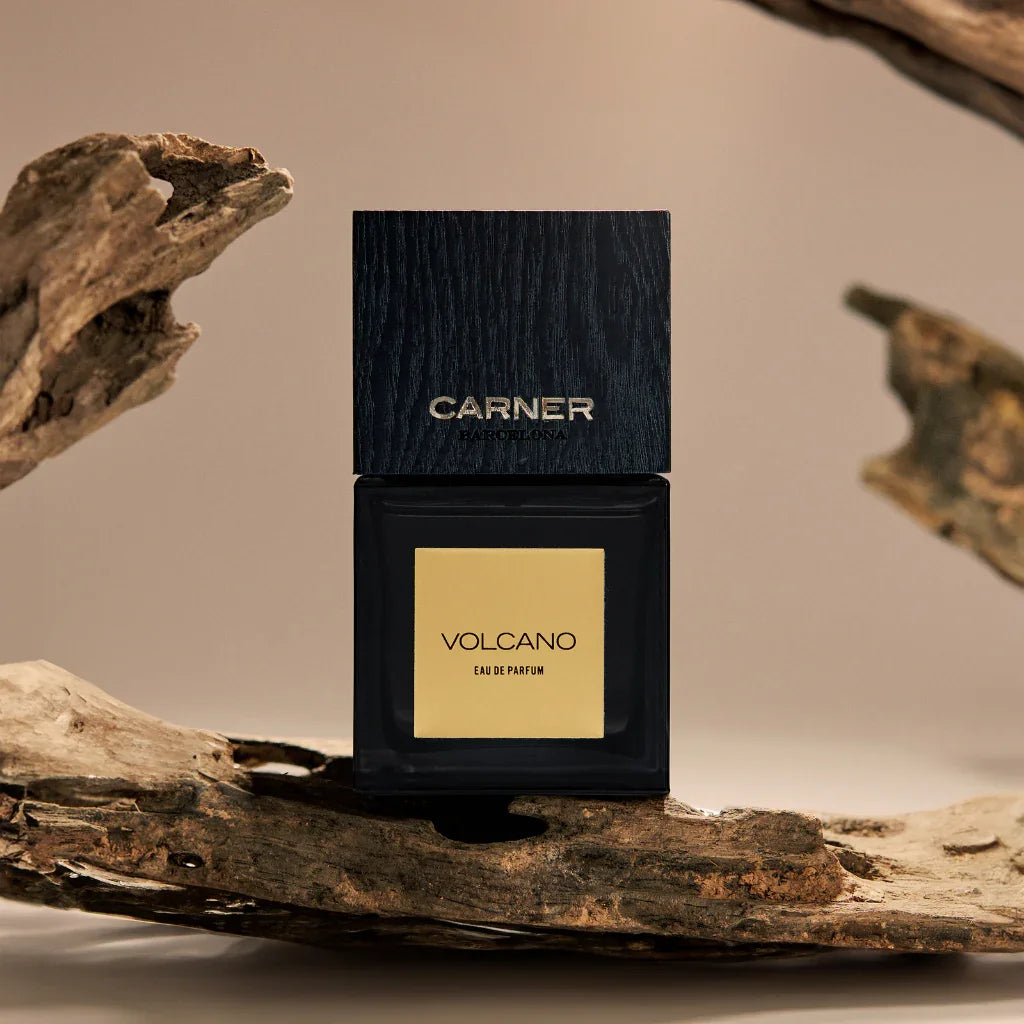 Carner Barcelona Black Collection VOLCANO Eau de Parfum Mood FLakon mit Holz scent amor