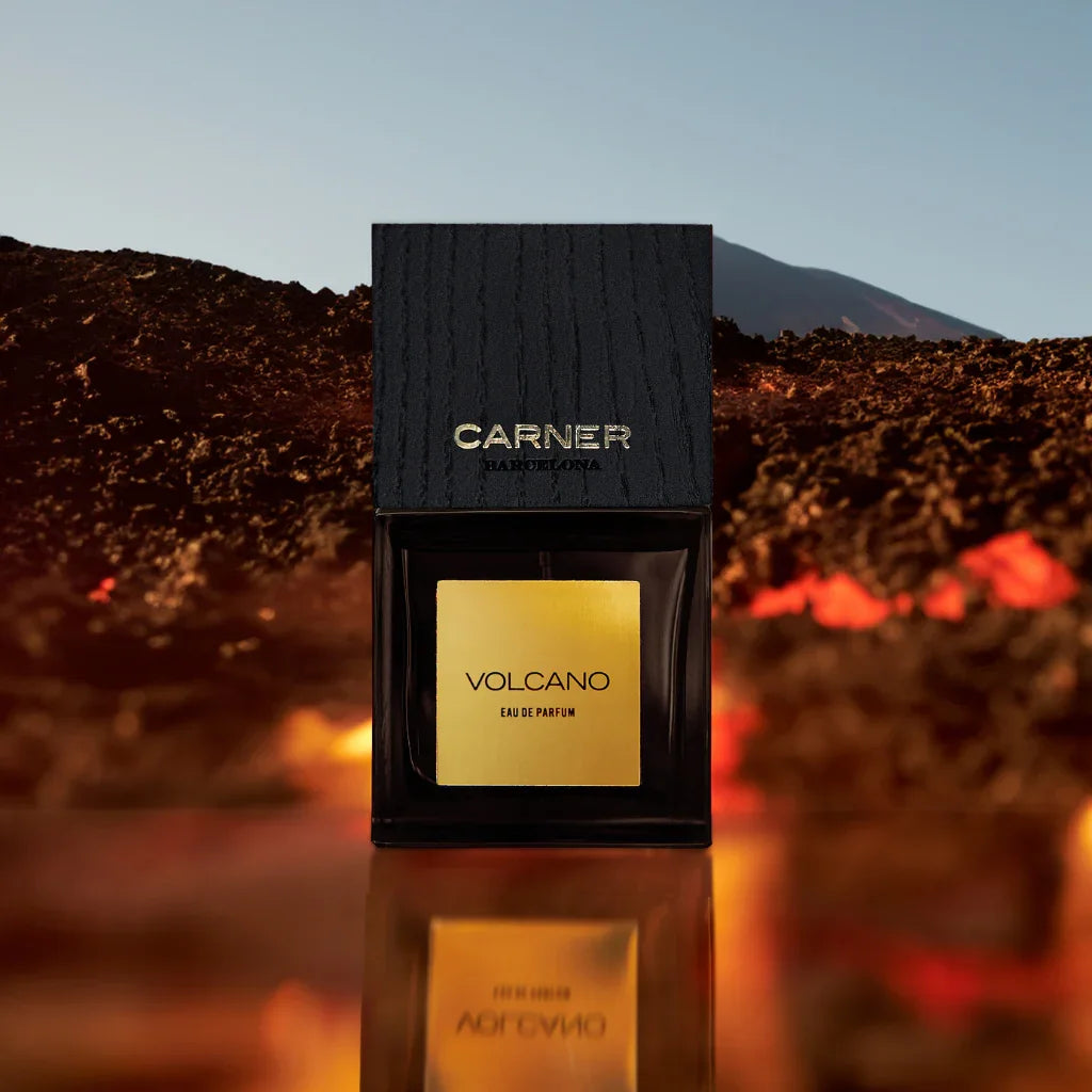 Carner Barcelona Black Collection VOLCANO Eau de Parfum Mood Flakon in Vulkanlandschaft scent amor